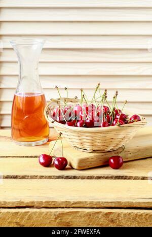 Panier de cerises sur table en bois. Une alimentation saine Banque D'Images