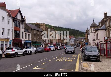 Un samedi après-midi chargé à High Street, Peebles, Scottish Borders, Scotland, UK Banque D'Images