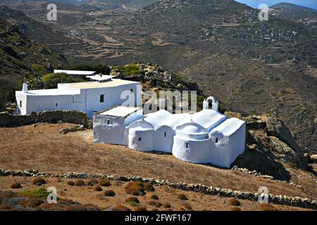 Paysage rural avec vue panoramique sur Aghios Ioannis Theologios un monument religieux de l'île d'Amorgos dans les Cyclades, Grèce. Banque D'Images