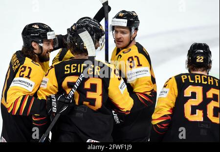 Riga, Lettonie. 22 mai 2021. Les joueurs allemands célèbrent le match du groupe B entre la Norvège et l'Allemagne au Championnat du monde de hockey sur glace 2021 de l'IIHF à Riga, en Lettonie, le 22 mai 2021. Crédit: Edijs Palens/Xinhua/Alamy Live News Banque D'Images