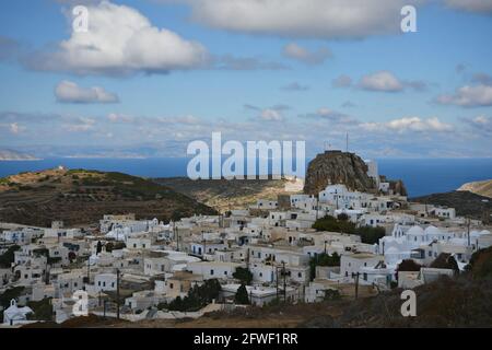 Paysage avec vue panoramique sur Chora, la capitale de l'île d'Amorgos avec les maisons pittoresques blanchies à la chaux des Cyclades, Grèce. Banque D'Images