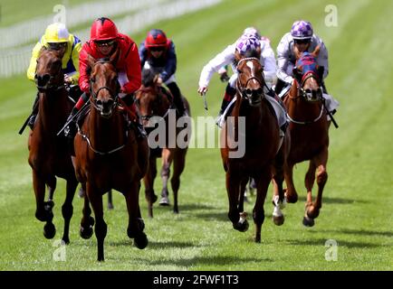 Castle Star criblé par Chris Hayes (deuxième à gauche) sur le chemin de gagner les enjeux de Marble Hill pendant le premier jour du festival irlandais de la guinéas de Tattersalls à l'hippodrome de Curragh. Date de la photo: Samedi 22 mai 2021. Banque D'Images