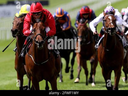 Castle Star criblé par Chris Hayes (silks rouges) sur le chemin de gagner les piquets de LA colline de marbre pendant le premier jour du festival irlandais de la guinéas de Tattersalls à l'hippodrome de Curragh. Date de la photo: Samedi 22 mai 2021. Banque D'Images