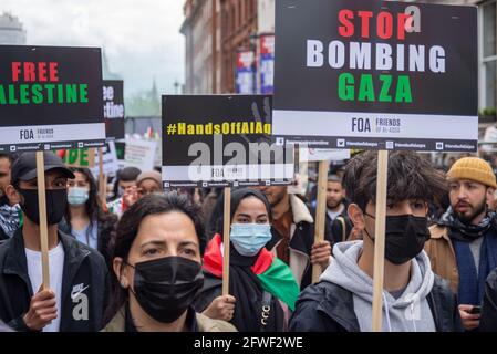 Westminster, Londres, Royaume-Uni. 22 mai 2021. Des manifestants se sont rassemblés pour manifester contre les actions d'Israël contre Gaza et Jérusalem palestiniens, et des manifestants ont marché vers Hyde Park. Ils appellent le gouvernement britannique à faire pression sur Israël pour qu'il mette fin à de telles actions et mette en œuvre des sanctions Banque D'Images