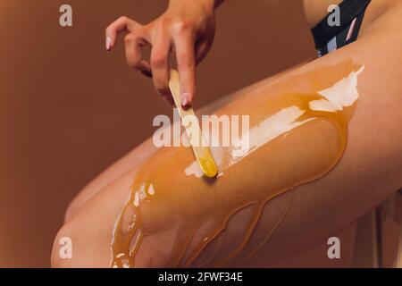 Épilation avec du sucre. Au bureau d'un cosmétologue Banque D'Images