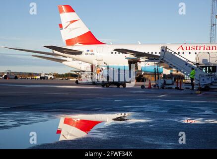 Avion de compagnies aériennes autrichiennes à l'aéroport d'Arlanda, Stockholm, Suède. Banque D'Images