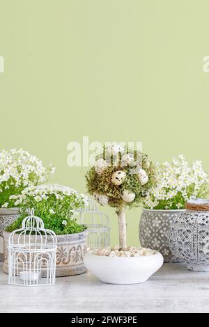 Belle décoration de Pâques avec fleurs, mousse et bougies. Décoration de fête Banque D'Images