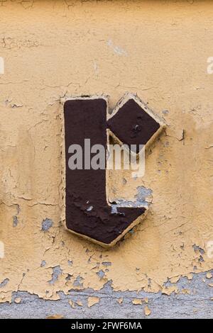 Lettre noire marron r sur fond jaune ocre Banque D'Images