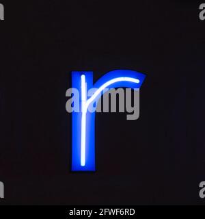 Lettre lumineuse bleue au néon r la nuit Banque D'Images