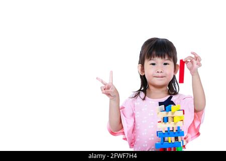 Enfant asiatique montrant le bloc de jouet avec espace de copie pour le message texte. Jolie fille jouant jouet bois blocs, isolé sur fond blanc. Jouets éducatifs pour Banque D'Images