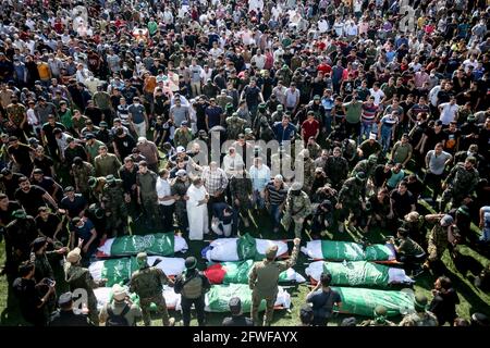 Gaza, Palestine. 21 mai 2021. (NOTE DE LA RÉDACTION : l'image dépeint la mort) les Palestiniens prient sur les corps des membres des brigades Ezz al-DIN al-Qassam (l'aile militaire de l'Organisation palestinienne du Hamas) qui ont été tués lors de bombardements israéliens d'un tunnel, lors de leurs funérailles dans la ville de Khan Younis, dans le sud de la bande de Gaza (Photo de Yousef Masoud/SOPA Images/Sipa USA) crédit: SIPA USA/Alay Live News Banque D'Images