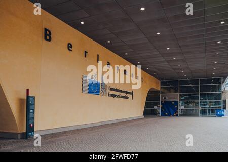 Bruxelles, Belgique - 17 août 2019 : vue latérale de l'enseigne à l'entrée du Berlaymont, un immeuble de bureaux à Bruxelles, en Belgique, qui est très bien Banque D'Images