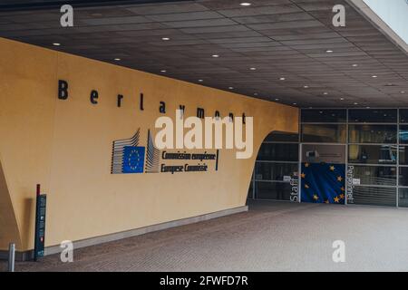 Bruxelles, Belgique - 17 août 2019 : vue latérale de l'enseigne à l'entrée du Berlaymont, un immeuble de bureaux à Bruxelles, en Belgique, qui est très bien Banque D'Images