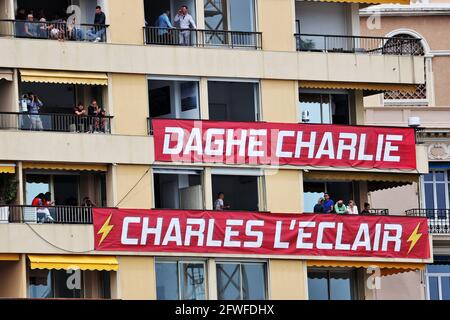 Monte Carlo, Monaco. 22 mai 2021. Circuit atmosphère - bannières pour Charles Leclerc (mon) Ferrari dans les balcons des appartements. 22.05.2021. Championnat du monde de Formule 1, Rd 5, Grand Prix de Monaco, Monte Carlo, Monaco, Jour de qualification. Le crédit photo doit être lu : images XPB/Press Association. Crédit : XPB Images Ltd/Alamy Live News Banque D'Images