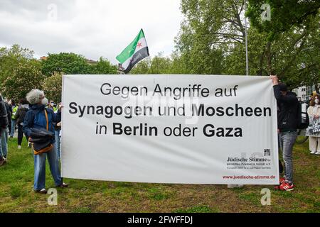 Berlin, Allemagne. 22 mai 2021. "Contre les attaques contre les synagogues et les mosquées à Berlin ou à Gaza" est écrit sur une bannière tenue par des manifestants à Oranienplatz. La manifestation a lieu sous la devise "les événements en Palestine et les médias allemands". Credit: Annette Riedl/dpa/Alay Live News Banque D'Images