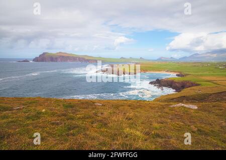 Paysage côtier pittoresque et vue sur le paysage depuis Ceann Sreatha sur la pointe Waymont de la plage de la baie de Clogher Strand, sur la péninsule de Dingle, en Irlande. Banque D'Images