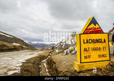 Le col de Lachung la sur l'autoroute Manali Leh Banque D'Images