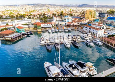Cafés et restaurants en bord de mer dans le port de plaisance de Limassol, vue aérienne Banque D'Images