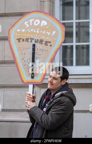 Londres, Angleterre. 22 mai 2021. Des personnes protestant contre l'expérimentation animale à l'extérieur de l'Imperial College de Londres. Crédit : Jessica Girvan/Alay Live News Banque D'Images