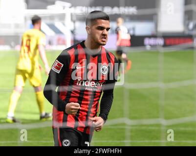 22 mai 2021, Hessen, Francfort-sur-le-main: Football: Bundesliga, Eintracht Frankfurt - SC Freiburg, Matchday 34 au Deutsche Bank Park. André Silva de Francfort célèbre après son objectif de pénalité pour 1:0. Photo: Arne Dedert/dpa - NOTE IMPORTANTE: Conformément aux règlements de la DFL Deutsche Fußball Liga et/ou de la DFB Deutscher Fußball-Bund, il est interdit d'utiliser ou d'avoir utilisé des photos prises dans le stade et/ou du match sous forme de séquences et/ou de séries de photos de type vidéo. Banque D'Images