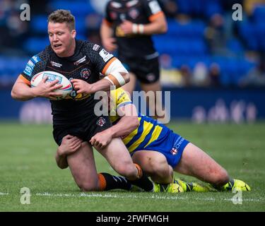 Adam Milner (13) de Castleford Tigers est attaqué par Ben Currie (11) de Warrington Wolves in, le 5/22/2021. (Photo de Craig Thomas/News Images/Sipa USA) crédit: SIPA USA/Alay Live News Banque D'Images