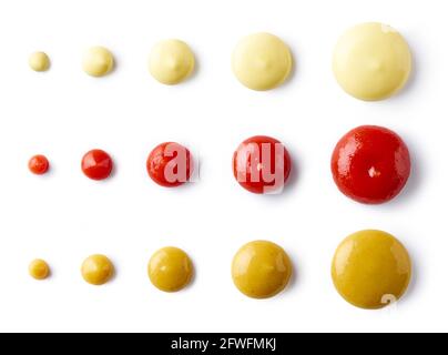 Différentes tailles de gouttes de mayonnaise au ketchup et de moutarde isolées sur fond blanc, vue du dessus Banque D'Images