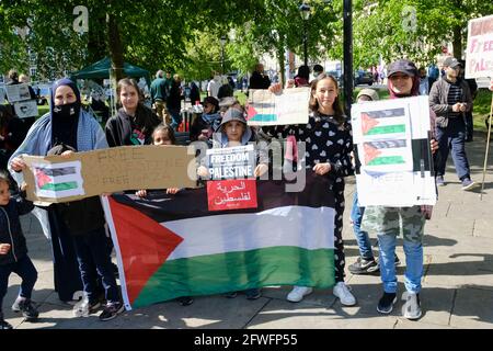 Bristol, Royaume-Uni. 22 mai 2021. Les gens défilent à travers Bristol pour manifester leur solidarité avec le peuple palestinien. Crédit : JMF News/Alay Live News Banque D'Images