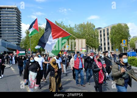 Bristol, Royaume-Uni. 22 mai 2021. Les gens défilent à travers Bristol pour manifester leur solidarité avec le peuple palestinien. Crédit : JMF News/Alay Live News Banque D'Images