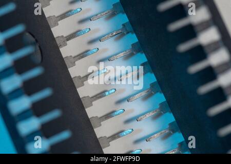 Macro gros plan des broches des pieds du semi-conducteur PIC16F77-I/P de Microchip Technology. Pour l'électronique résumé, composants industriels résumé. Banque D'Images