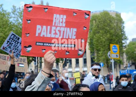 Bristol, Royaume-Uni. 22 mai 2021. Les gens défilent à travers Bristol pour manifester leur solidarité avec le peuple palestinien. Crédit : JMF News/Alay Live News Banque D'Images