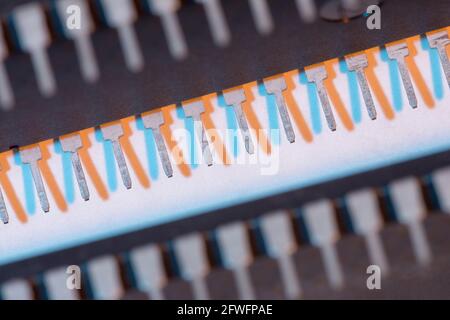 Macro gros plan des broches des pieds du semi-conducteur PIC16F77-I/P de Microchip Technology. Pour l'électronique résumé, composants industriels résumé. Banque D'Images