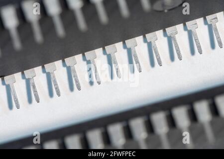 Macro gros plan des broches des pieds du semi-conducteur PIC16F77-I/P de Microchip Technology. Pour l'électronique résumé, composants industriels résumé. Banque D'Images