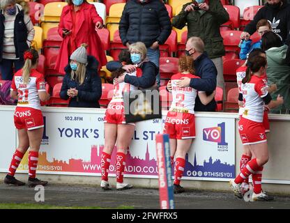 St Helens's Rachael Woosey (au centre à gauche) et Rebecca Rotherham (au centre à droite) embrassaient les freinds/la famille après le coup de sifflet final lors du match de demi-finale de la coupe du défi des femmes au STADE LNER, York. Date de la photo: Samedi 22 mai 2021. Banque D'Images