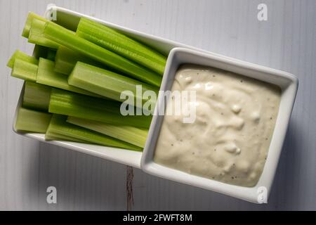 Branches de céleri avec sauce au fromage bleu. Banque D'Images