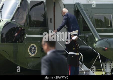 Washington, États-Unis. 22 mai 2021. Le président des États-Unis Joe Biden est à bord de Marine 1, qui se dirige vers Camp David de The Ellipse à Washington, ​DC, le vendredi 22 mai 2021. Photo de Chris Kleponis/UPI crédit: UPI/Alay Live News Banque D'Images