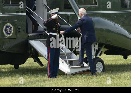 Washington, États-Unis. 22 mai 2021. Le président des États-Unis Joe Biden est à bord de Marine 1, qui se dirige vers Camp David de The Ellipse à Washington, ​DC, le vendredi 22 mai 2021. Photo de Chris Kleponis/UPI crédit: UPI/Alay Live News Banque D'Images