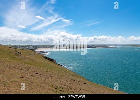 Vue de Pentire point à Daymer Bay, Cornwall, Angleterre. Banque D'Images