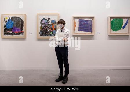 Hong Kong, Chine. 21 mai 2021. Un ouvrier de galerie se tient à côté de nombreuses peintures, pendant l'Art Basel Hong Kong au centre de congrès et d'exposition, l'exposition est ouverte au public du 21 au 23 mai. (Photo par Miguel Candela/SOPA Images/Sipa USA) crédit: SIPA USA/Alay Live News Banque D'Images