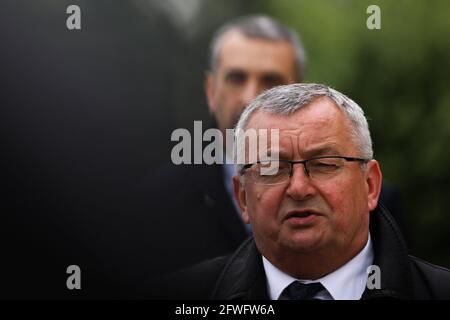 Cracovie, Pologne. 18 mai 2021. Le ministre des infrastructures et des Transports, Andrzej Adamczyk, prend la parole lors d'une conférence de presse.les politiciens du parti au pouvoir ont tenu une conférence de presse sur leur nouveau programme politique appelé l'ordre polonais. Le gouvernement présente le programme comme un moyen d'accélérer l'économie polonaise entravée par la pandémie du coronavirus, mais l'opposition fait état de nombreuses controverses et de nombreux défauts dans le plan présenté. (Photo de Filip Radwanski/SOPA Images/Sipa USA) crédit: SIPA USA/Alay Live News Banque D'Images