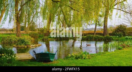 Les marcheurs de la voie d'Arcy Dalton dans l'Oxfordshire bénéficient de cette vue sublime d'un étang idyllique du village anglais. Situé à Broadwell, Oxfordshire Banque D'Images