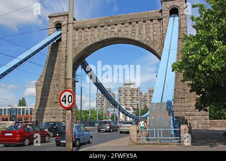 Le pont Grunwaldzki un pont suspendu au-dessus de la rivière Oder à Wroclaw, en Pologne, a construit 1908-10, structure en fer peint en bleu tours de granit silésien Banque D'Images