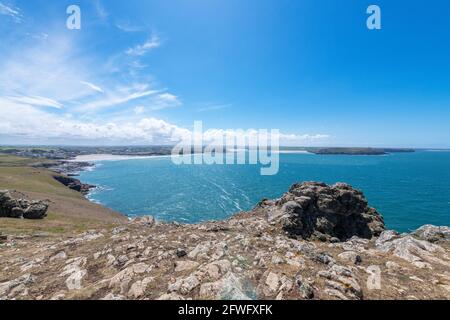 Vue de Pentire point à Daymer Bay, Cornwall, Angleterre. Banque D'Images