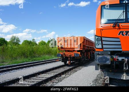 Vue d'un train de marchandises garée avec deux locomotives et de nombreux wagons de marchandises à Harthaus, Germering, Fürstenfeldbruck. Banque D'Images