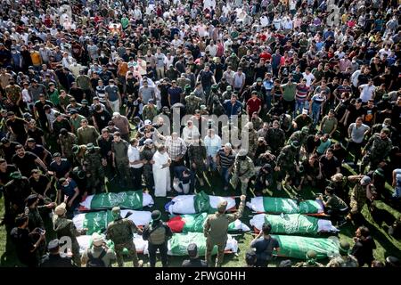 Gaza, Palestine. 21 mai 2021. (NOTE DE LA RÉDACTION : l'image dépeint la mort) les Palestiniens prient sur les corps des membres des brigades Ezz al-DIN al-Qassam (l'aile militaire de l'Organisation palestinienne du Hamas) qui ont été tués lors de bombardements israéliens d'un tunnel, lors de leurs funérailles dans la ville de Khan Younis, dans le sud de la bande de Gaza. SOPA Images Limited/Alamy Live News Banque D'Images