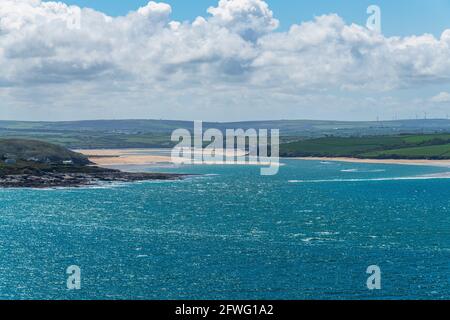 Vue de Pentire point à Daymer Bay, Cornwall, Angleterre. Banque D'Images