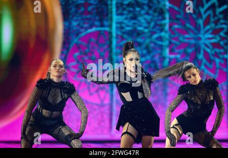 Rotterdam, pays-Bas. 18 mai 2021. Le chanteur Efendi (Azerbaïdjan) interprète la chanson « Matahari » lors de la première demi-finale du Concours Eurovision de la chanson (ESC) à Ahoy Arena. Credit: Soeren Stache/dpa-Zentralbild/dpa/Alay Live News Banque D'Images