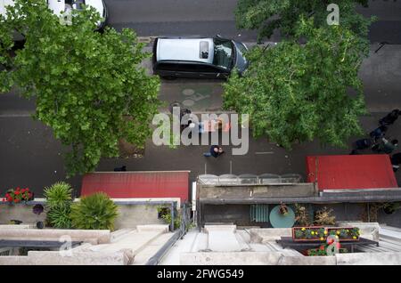 Vue depuis un balcon de boulevard des Parisiens assis sur une terrasse temporaire de café, l'un des nombreux sur les trottoirs de Paris permettant aux clients de boire dehors après que les restrictions de verrouillage de Covid-19 ont été assouplies - Boulevard Barbès, Paris, France - Mai 2021 Banque D'Images