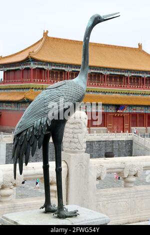 Statue de la grue sacrée dans le complexe du musée du Palais de la Cité interdite de Dongcheng à Beijing en Chine. Banque D'Images