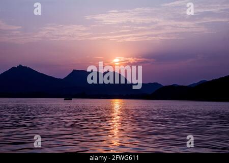 Lac Fateh Sagar au coucher du soleil Banque D'Images