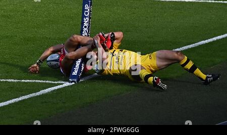 Twickenham, Royaume-Uni. 22 mai 2021. Cheslin Kolbe (Toulouse) est abordé en passant par Geoffrey Doumayrou (la Rochelle) . Finale de la coupe des champions Heineken 2021. La Rochelle contre Toulouse. Stade de Twickenham. Twickenham. Londres. ROYAUME-UNI. Crédit Garry Bowden/Sport en images/Alamy Live News crédit: Sport en images/Alamy Live News Banque D'Images